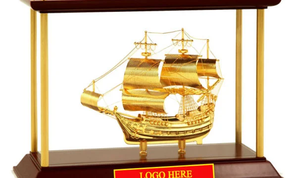 Mô-hình-Thuyền-buồm-mạ-vàng-24k-khung-kính-KK12