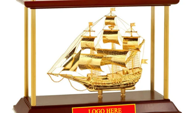 Mô-hình-Thuyền-buồm-mạ-vàng-24k-khung-kính-KK14